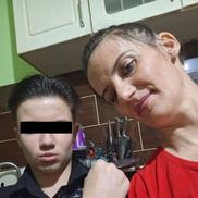 Autorul crimei din Timiș, alături de mama sa, cu pumnul strâns și tatuat