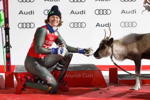 Lucas Pinheiro Braathen sărbătorind victoria de la Levi în Cupa Mondială Foto: Guliver/GettyImages