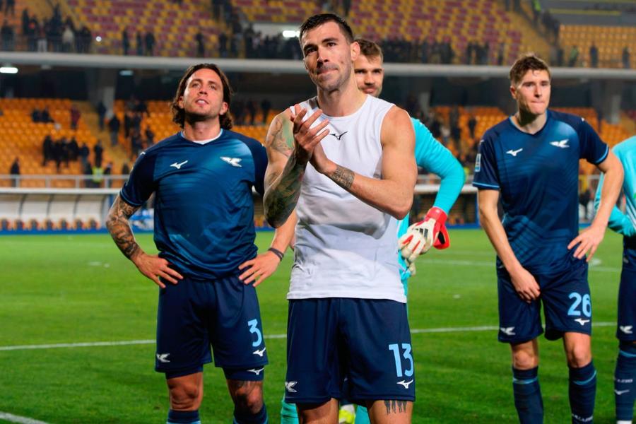 Alessio Romagnoli s-a despărțit în lacrimi de suporterii lui Lazio după meciul de la Lecce (0-0) de sâmbătă / Foto: Imago Situație halucinantă în Serie A » Fostul căpitan deja s-a despărțit de colegi, dar președintele refuză transferul!