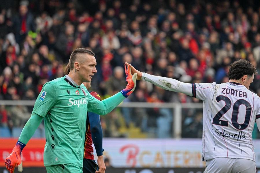 Lukasz Skorupski, revenit la Bologna după accidentare, a fost eliminat cu Genoa, după ce gafase și joi în Europa League, în meciul cu Celtic / Foto: Imago Controverse după meciul echipei lui Dan Șucu » Italienii au contrazis UEFA: „E scandalos ceea ce s-a întâmplat”