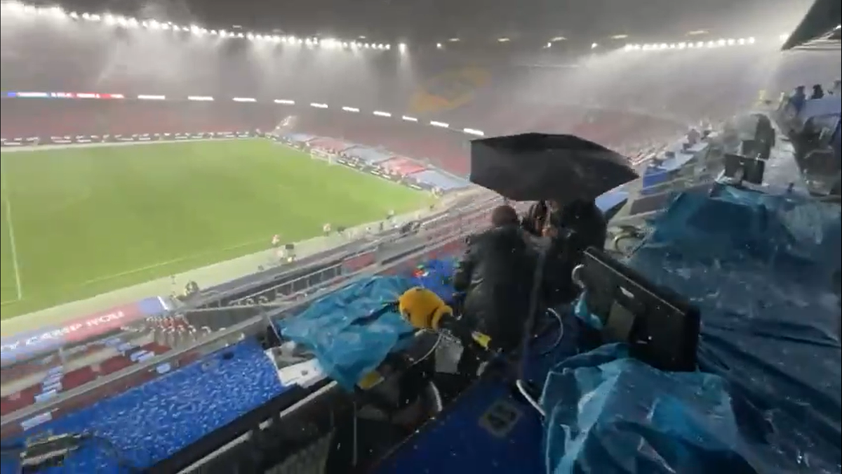 Stadionul Camp Nou în timpul ploii // foto: X