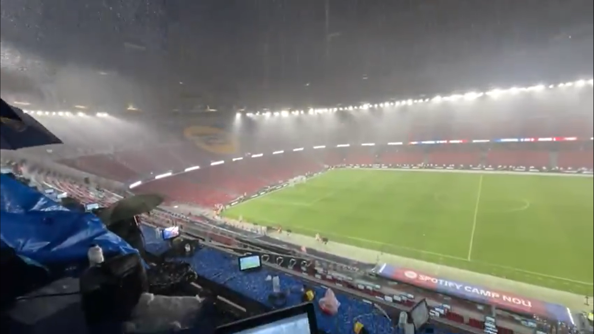 Stadionul Camp Nou în timpul ploii // foto: X