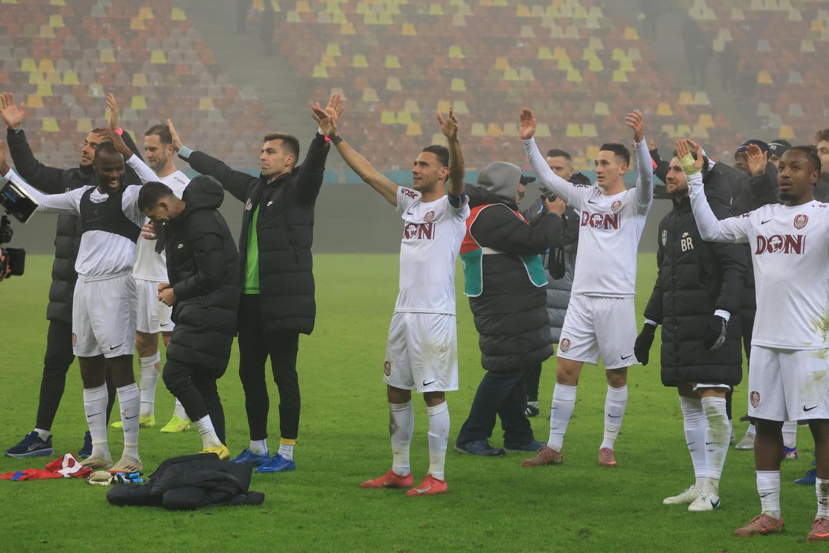 „Plecarea lui Charalambous nu e o soluție” » Fostul antrenor de la FCSB crede în calificarea roș-albaștrilor în play-off: „Pot câștiga toate meciurile”