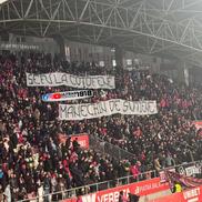 Derapaj rasist al suporterilor arădeni la adresa Rapidului // FOTO: Facebook @Ultras Romania 1918