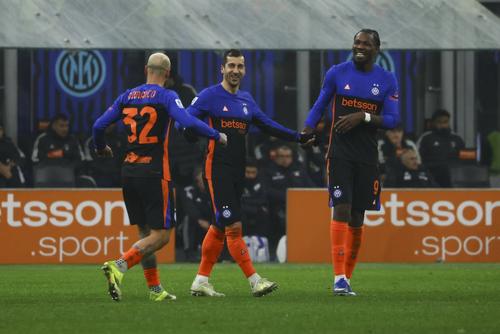 Marcus Thuram (dreapta) sărbătorește, alături de Federico Dimarco și Henrikh Mkhitaryan, un gol marcat cu Pisa (6-2) / Foto: Imago