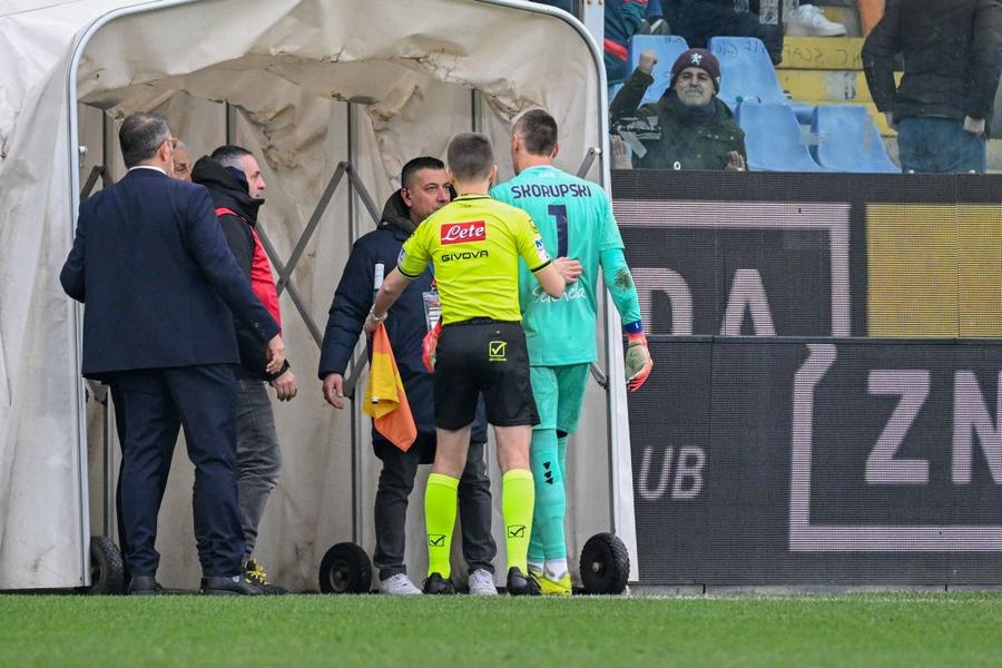 Lukasz Skorupski, revenit la Bologna după accidentare, a fost eliminat cu Genoa, după ce gafase și joi în Europa League, în meciul cu Celtic / Foto: Imago Controverse după meciul echipei lui Dan Șucu » Italienii au contrazis UEFA: „E scandalos ceea ce s-a întâmplat”