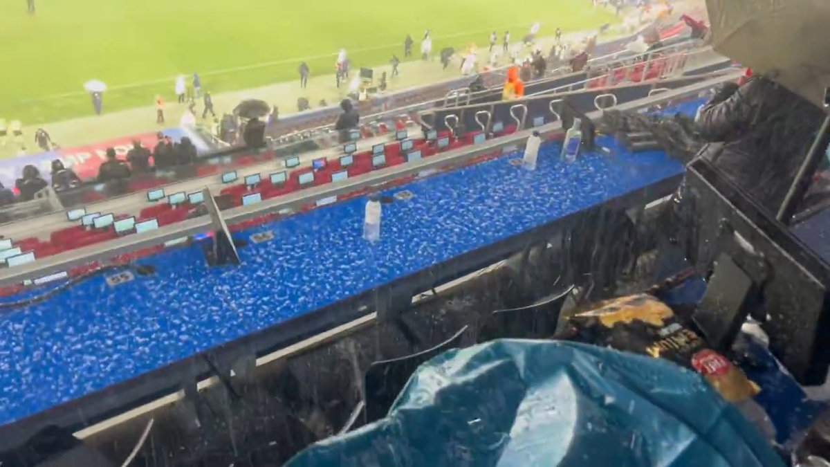 Stadionul Camp Nou în timpul ploii // foto: X