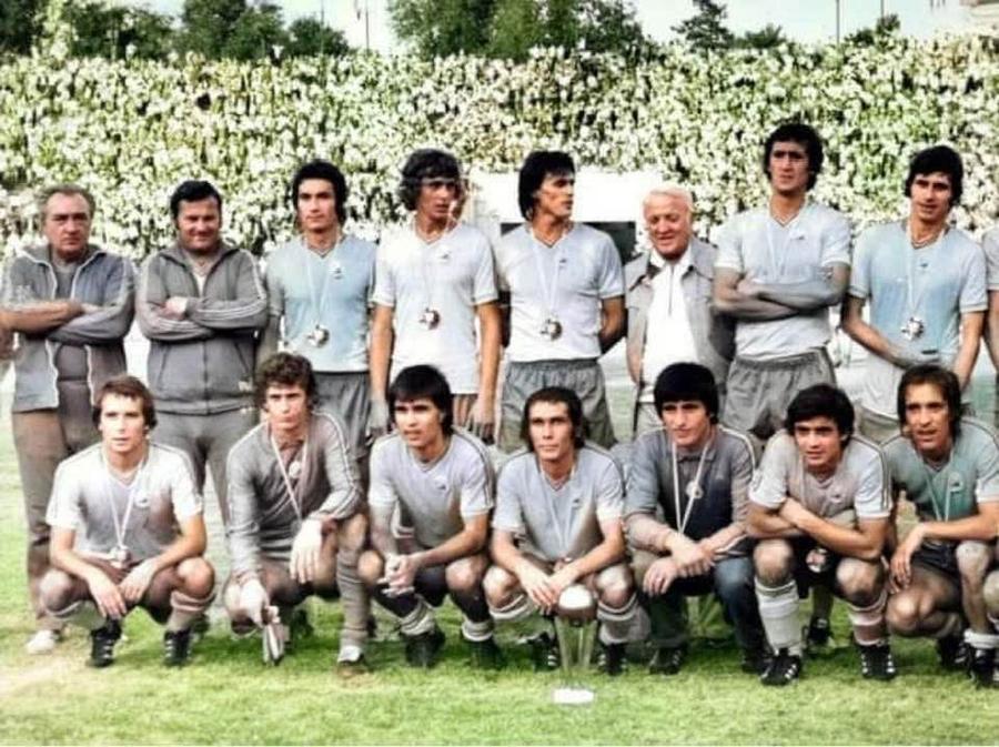 Ștefan Kovacs selecționer al României în 1980, când „tricolorii” au câștigat ultima ediție a Cupei Balcanice, 4-1 în finala cu Iugoslavia, la București Stupoare în arhivele Securității: marele Ștefan Kovacs a fost agentul secret „Vasile Munteanu” + „Este un tovarăș atașat colaborării”
