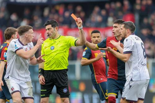 Colegii lui Lukasz Skorupski  protestează vehement după ce arbitrul Fabio Maresca l-a eliminat pe portarul de la Bologna / Foto: Imago