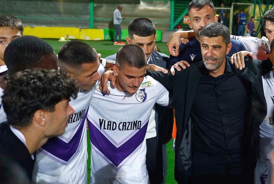 Dani Coman încearcă să-i impulsioneze pe jucători, după ultimele rezultate / Sursă foto: Facebook@ FC Argeș Dani Coman iese în față după tirada lui Bogdan Andone: „Arbitrii să nu uite un lucru!” » A mers în vestiar și dezvăluie: „Și-au pierdut încrederea”