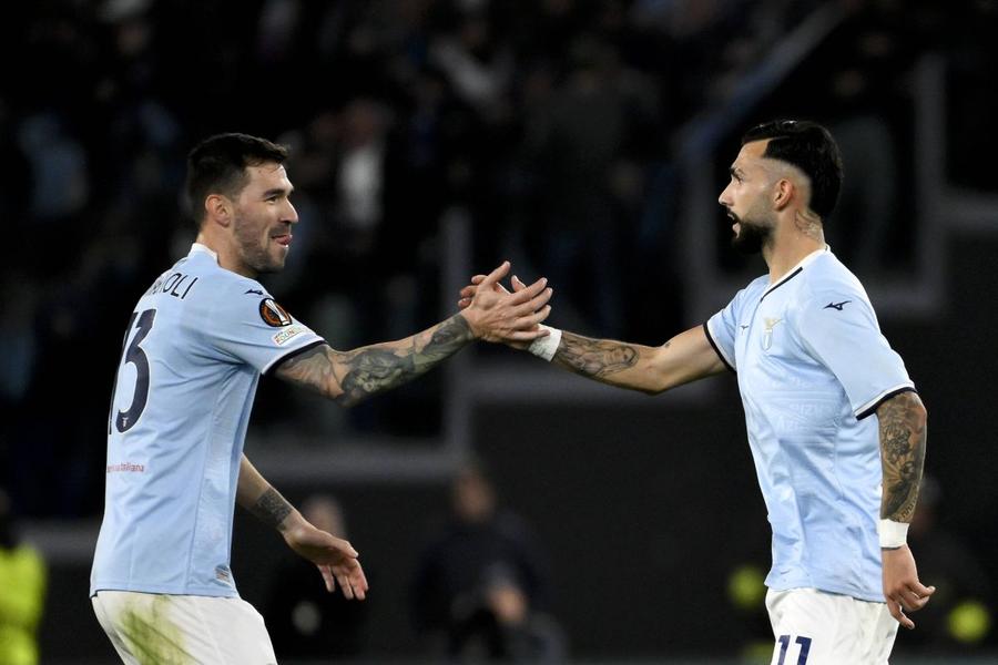 Alessio Romagnoli ar putea deveni al treilea jucător vândut de Lazio în ianuarie 2026, după Taty Castellanso (foto, dreapta) și Matteo Guendouzi / Foto: Imago Situație halucinantă în Serie A » Fostul căpitan deja s-a despărțit de colegi, dar președintele refuză transferul!
