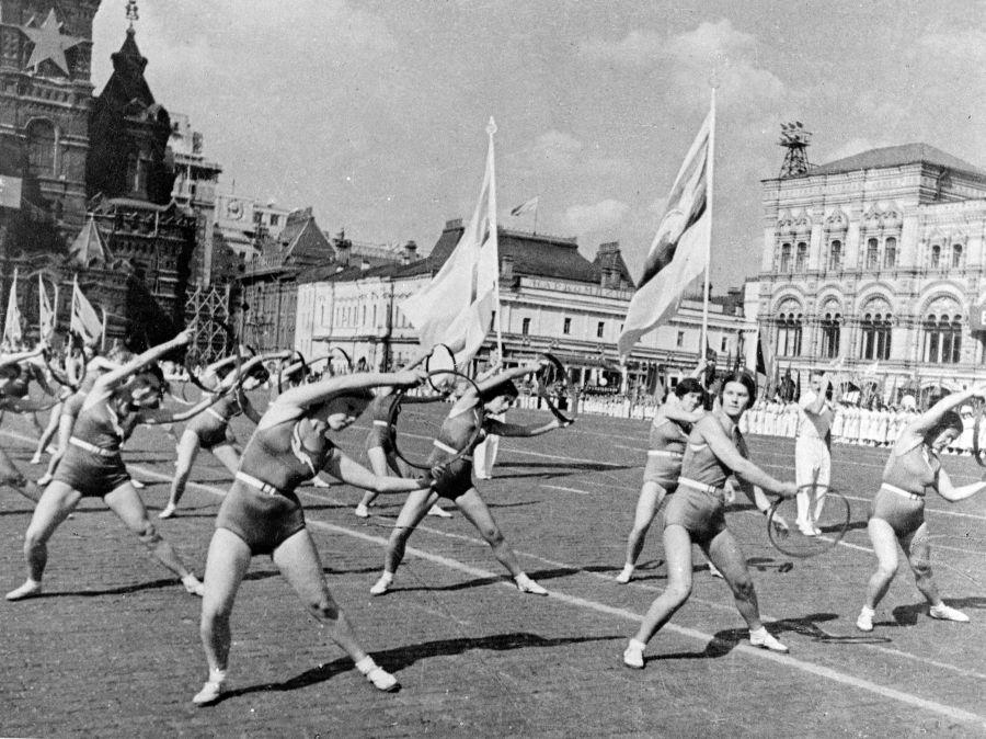 Piața Roșie din Moscova, plină cu sportivi în 1937 foto: Imago De pe teren în gulag! Povestea sinistră a sportului sovietic în vremea lui Stalin: sănătate, propagandă și represiune