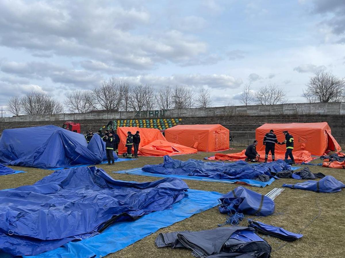 Tabără pentru refugiații ucraineni pe stadionul din Siret / FOTO: IGSU