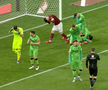 Zeci de torțe și petarde în careul lui Dinamo: un jucător ars pe picior! Kovacs a oprit derby-ul