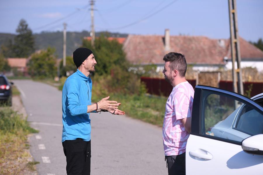 Vlad Nedelea, discutând cu Florin Hidișan (stânga), foto: GSP Vlad Nedelea, reporter GSP, nominalizat de Asociația Internațională a Presei de Sport la premiul de „Tânărul jurnalist al anului 2021”, pentru povestea emoționantă a lui Florin Hidișan în luptă cu cancerul