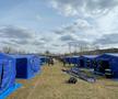 Primul teren de fotbal din România transformat exclusiv pentru primirea refugiaților din Ucraina: „Poate asigura găzduire pentru 201 persoane”