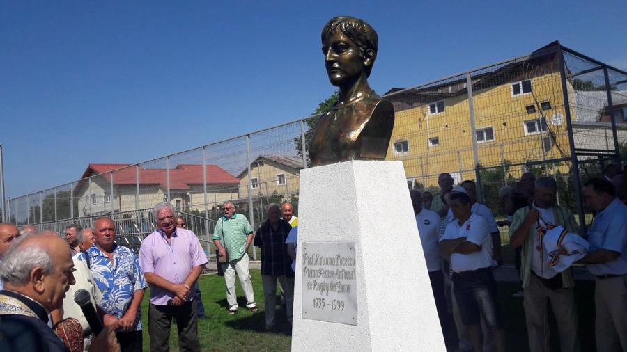 Peste 100 de persoane au venit la dezvelirea statuii, acum cinci ani. Foto: Rugby.ro M. Lucescu. Mariana, nu Mircea!