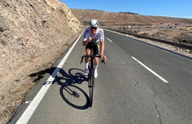 Pe două roți spre victorie » Un adolescent român concurează într-o cursă câștigată în trecut de Cavendish și Sagan