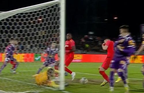 Adrian Șut (23 de ani) a deschis scorul cu multă șansă în minutul 48 al meciului dintre FC Argeș și FCSB.
