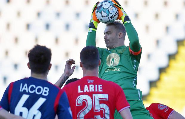 După 270 de meciuri în Liga 1, acum vinde mănuși de portar: „M-am mutat la Cluj și nici nu m-am uitat în contract! Acum vreau propriul meu brand”