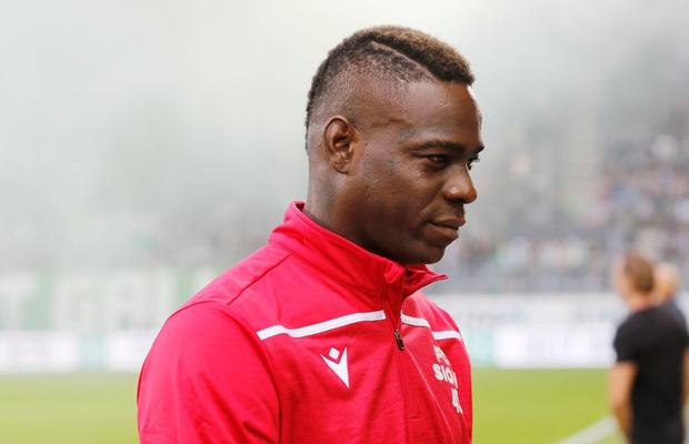 Fanii nu au mai suportat! Au dat foc unui tricou pe care era imprimat numele lui Mario Balotelli: „Dă totul pentru echipă sau pleacă!”
