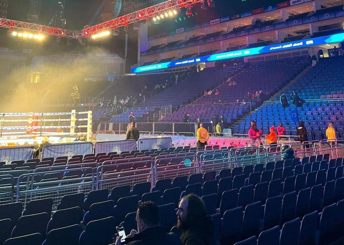 Floyd Mayweather vs Aaron Chalmers
