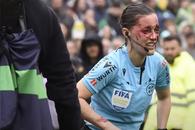 Imagine brutală cu arbitra-asistent din La Liga » Umplută de sânge după o lovitură puternică