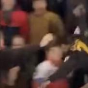 Eric Cantona lovește un suporter