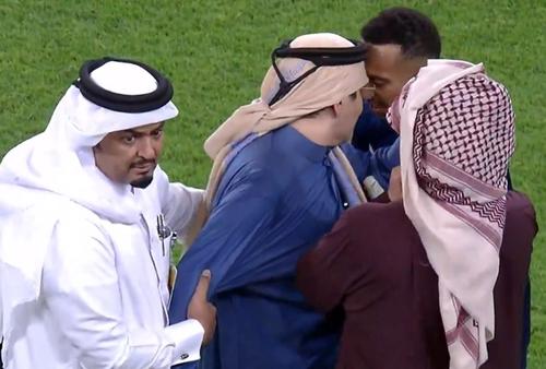 Scene incredibile în Qatar! Șeicul a intrat pe teren pentru a protesta