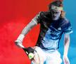 Stefanos Tsitsipas lovind un backhand cu o singură mână, fotomontaj: GSP