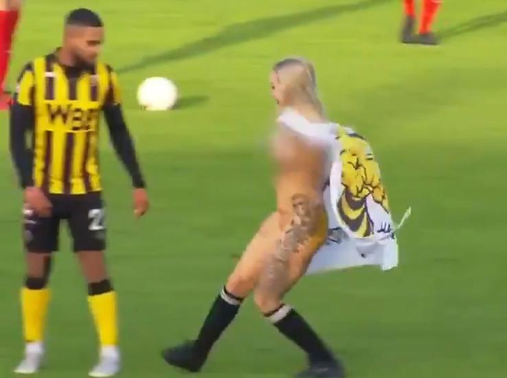 Invadator dezbrăcat la Rijnsburgse Boys și AFC,