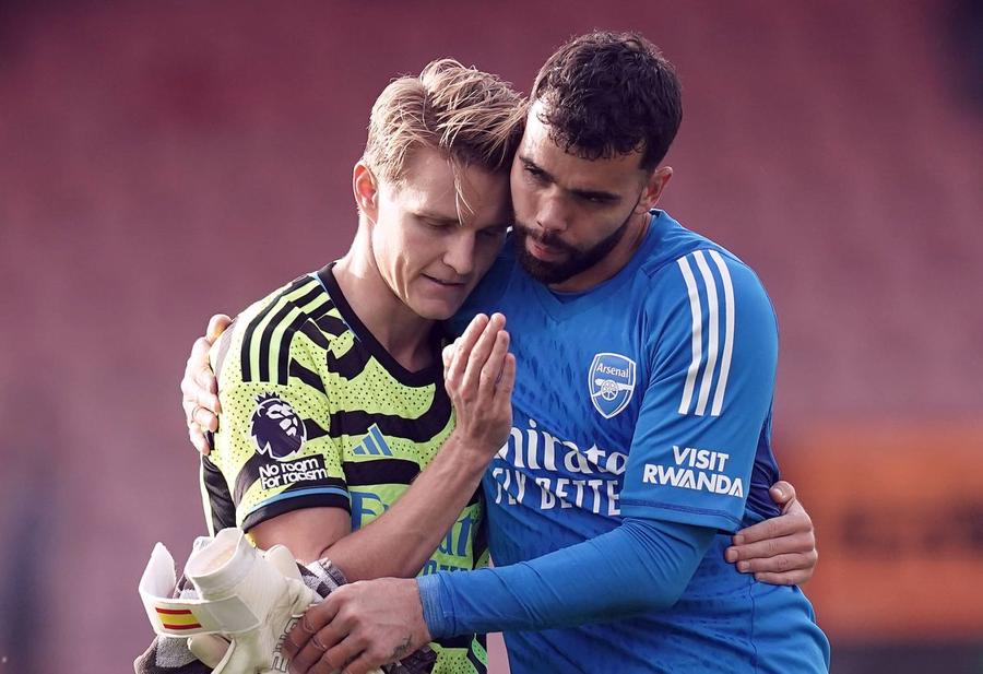 David Raya (dreapta), alături de colegul Odegaard. Foto: Imago Vedeta lui Arsenal, măsură extremă pentru a-și proteja casa » Interzisă în Anglia din cauza numărului mare de decese!
