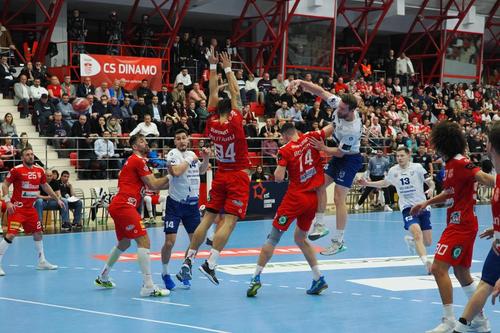 Vitaly Komogorov atacă poarta lui Dinamo în meciul tur din EHF European League Foto: Ionuț Iordache
