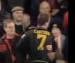 Eric Cantona lovește un suporter