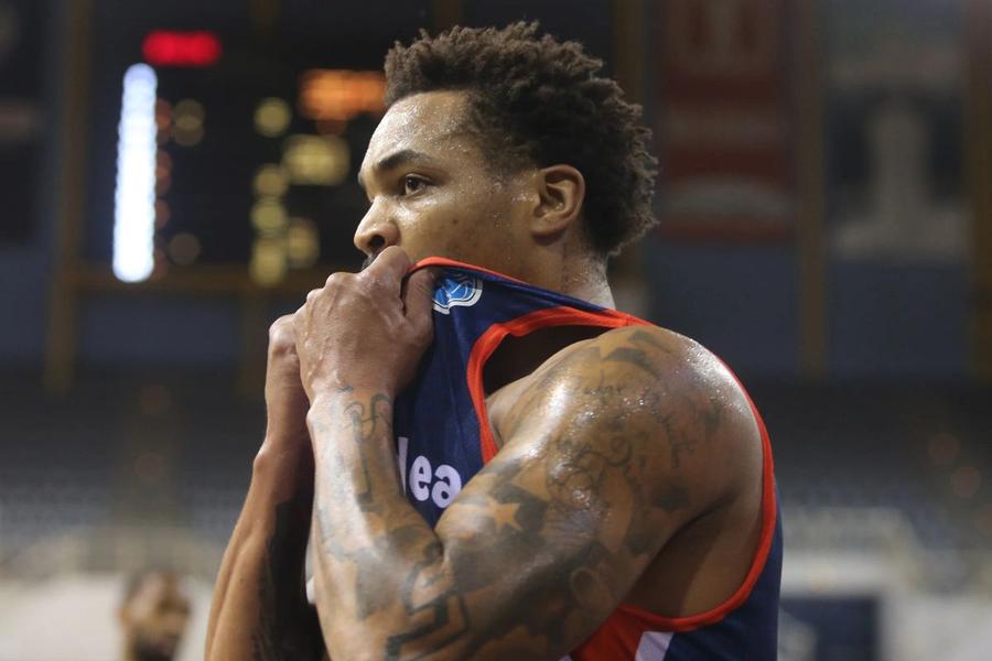 Travante Williams/Foto: fiba.basketball Originar din Alaska, student în California, naturalizat de Portugalia, a ajuns să joace în România: „Îmi plac gulașul și cașul pane”