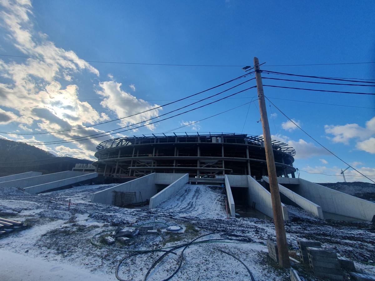Cum avansează Polivalenta-OZN din centrul țării: două săli integrate, 72 milioane euro, întârzieri din cauza condițiilor meteo și a reproiectării instalațiilor + Când e noul termen de predare