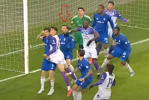 Meijer (indicat de săgeată) susține că a primit un pumn în ceafă de la Orozco, fotbalistul din spatele lui / foto: captură TV @Prima Sport 1