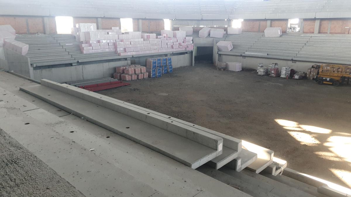 Cum avansează Polivalenta-OZN din centrul țării: două săli integrate, 72 milioane euro, întârzieri din cauza condițiilor meteo și a reproiectării instalațiilor + Când e noul termen de predare