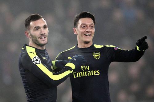 Lucas Perez și Mesut Ozil / Foto: Imago Images