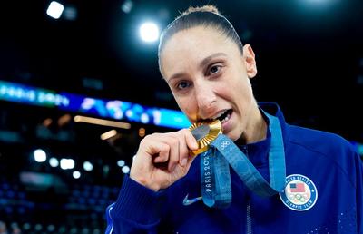 O legendă a baschetului se retrage la 42 de ani: de 6 ori campioană olimpică, peste 10.000 de puncte marcate în carieră!