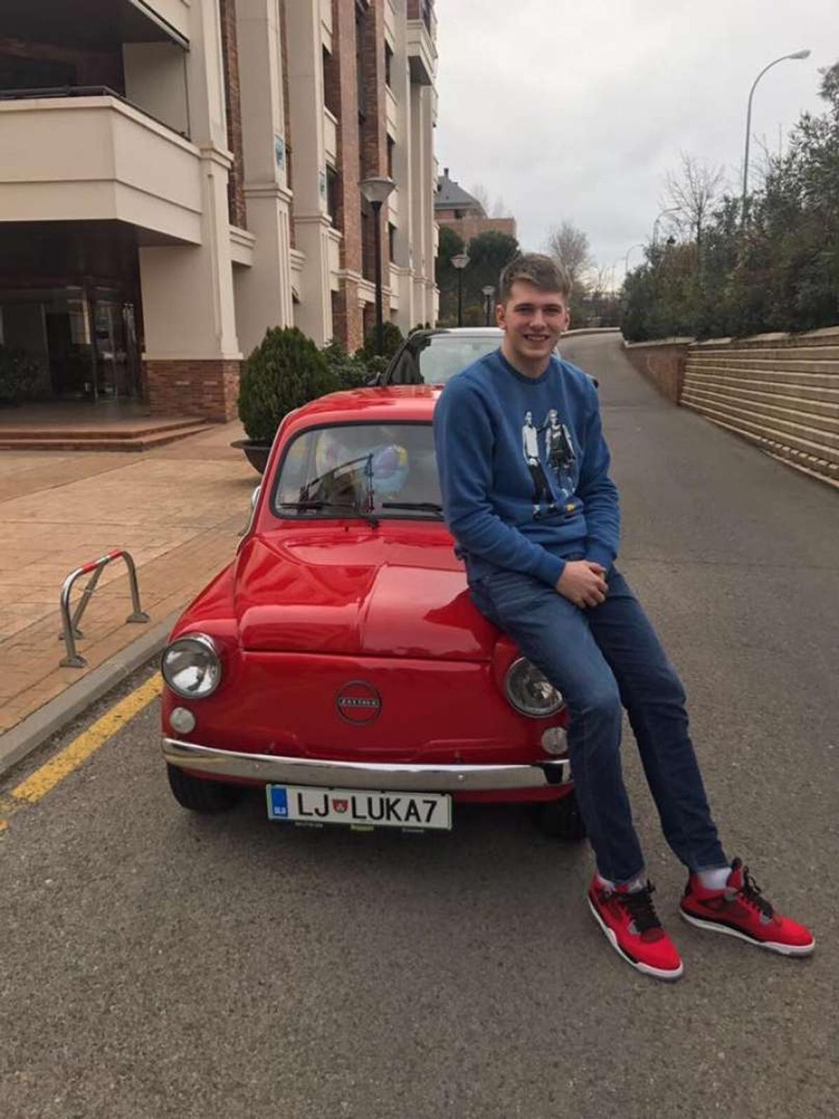 „Rezervorul plin, fără milă” » Jordan i-a dedicat o reclamă lui Luka Doncic și apoi a adus o mașină de 3 milioane de dolari în fața arenei