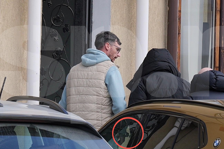 Gabi Matei (în geacă neagră) a fost legat de Marius Sanda (în trening albastru) la Parchet. Imaginea a fost surprinsă de fotoreporterul GSP Andrei Furnigă prin geamul unui BMW.