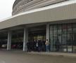 Persoane care așteaptă în fața stadionului din Târgu Jiu pentru a-și depune dosarele de redobândire a permisului auto