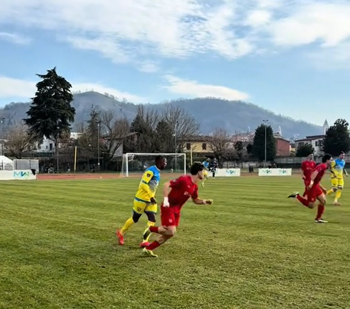 De la Bayern și Juventus, în Serie D! Douglas Costa a evoluat pe un stadion de 750 de locuri