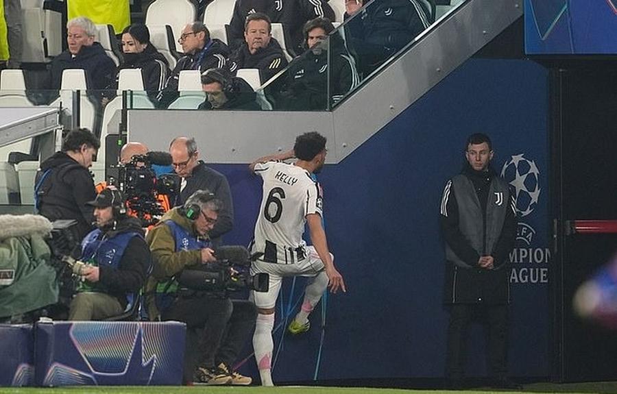 „Roșu” direct! » Jucătorul lui Juventus s-a răzbunat pe zidul tunelului care duce la vestiare