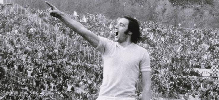 Gestul celebru făcut de Giorgio Chinaglia în fața peluzei fanilor lui AS Roma