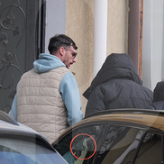 Gabi Matei (în geacă neagră) a fost legat de Marius Sanda (în trening albastru) la Parchet. Imaginea a fost surprinsă de fotoreporterul GSP Andrei Furnigă prin geamul unui BMW.