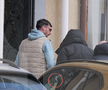 Gabi Matei (în geacă neagră) a fost legat de Marius Sanda (în trening albastru) la Parchet. Imaginea a fost surprinsă de fotoreporterul GSP Andrei Furnigă prin geamul unui BMW.