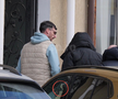 Gabi Matei (în geacă neagră) a fost legat de Marius Sanda (în trening albastru) la Parchet. Imaginea a fost surprinsă de fotoreporterul GSP Andrei Furnigă prin geamul unui BMW.