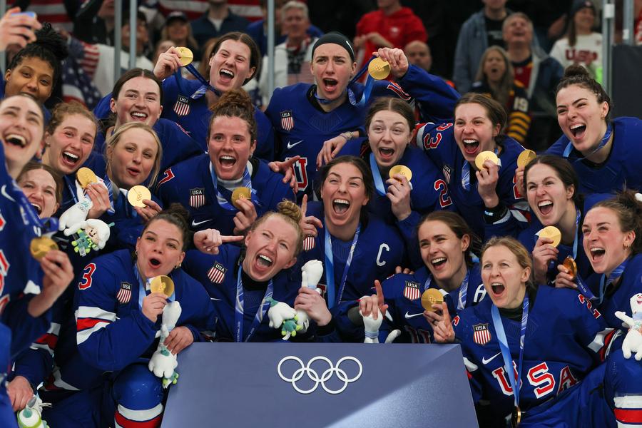 Componenentele echipei feminine de hochei pe gheață a SUA cu medaliile olimpice de aur FOTO Gulive/GettyImages Un hocheist din echipa campioană olimpică a SUA are o altă perspectivă: „Ar fi trebuit să reacționăm diferit” + reacția componentelor echipei feminine